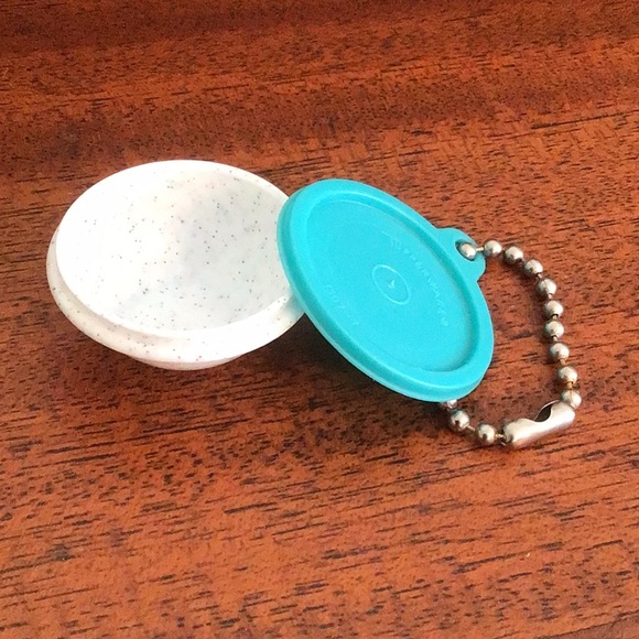 Vintage Miniature Tupperware Speckled Bowl with Teal Lid Keychain - Picture 2 of 7